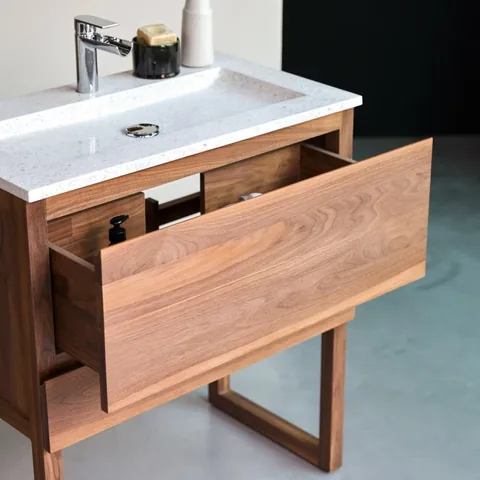 Meuble de salle de bain en noyer massif et terrazzo